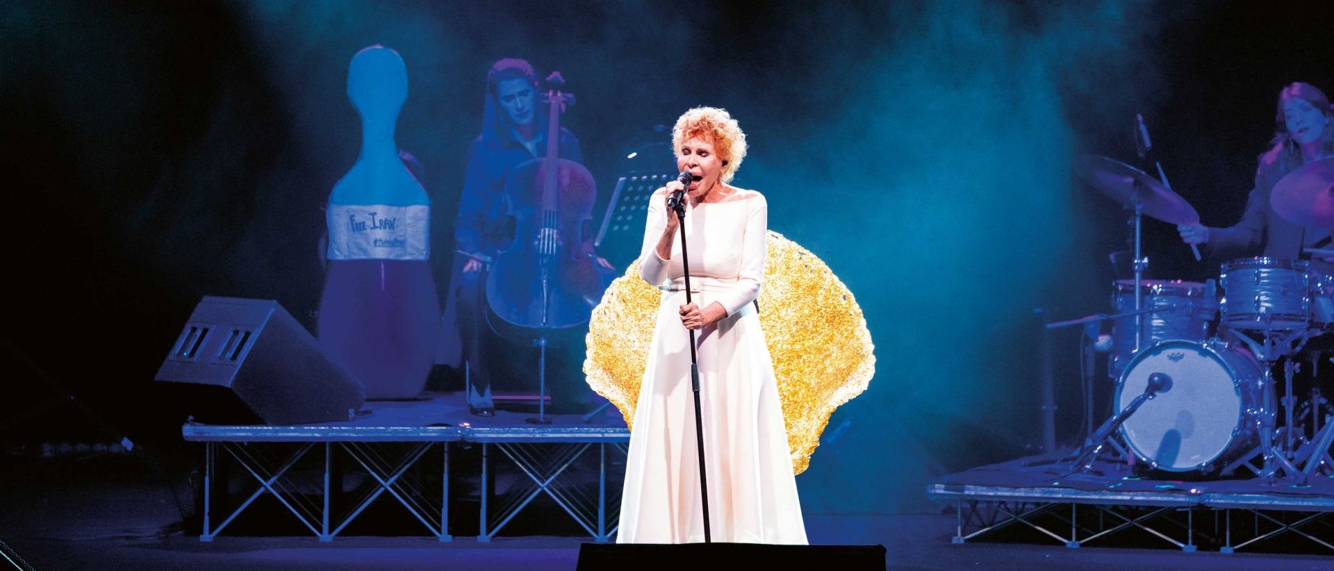  Ornella Vanoni mit dem Margherita-Sessel auf der Bühne während der Italien-Tournee von „Frauen und Musik“, 2022 / 2023. 