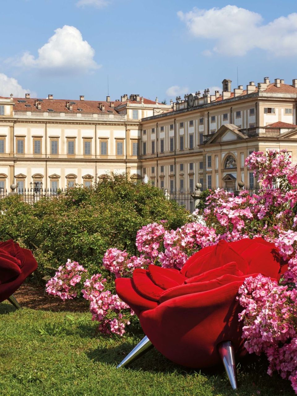   Rose Chair.  Les fauteuils fleurissent parmi les quatre mille variétés de roses dans l’avant-cour devant l’Orangerie. 